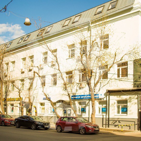 Административное здание Малая Пироговская 13 в Абрикосовом переулке
